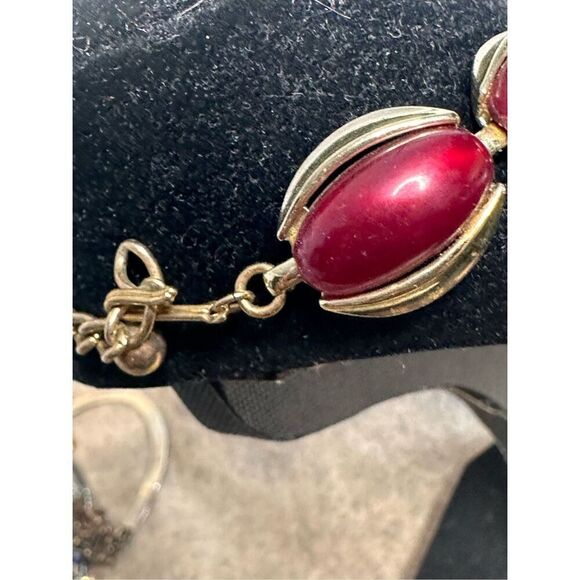 Stunning STATEMENT Signed Kramer Red Cabochon Necklace, Burgundy Lucite, Gold To - Picture 4 of 8